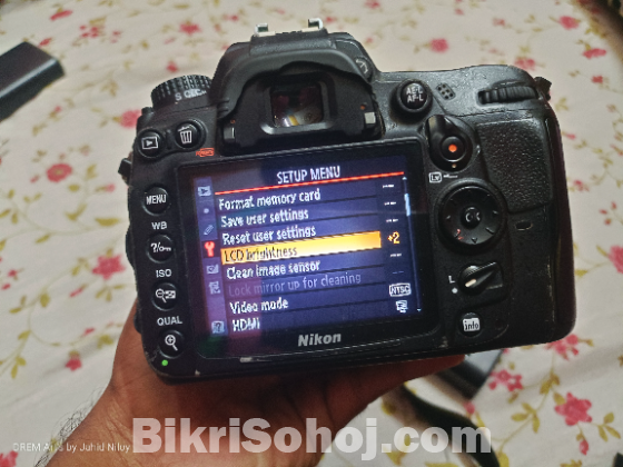 Nikon d7000 bodey lench and battery charger ,bag